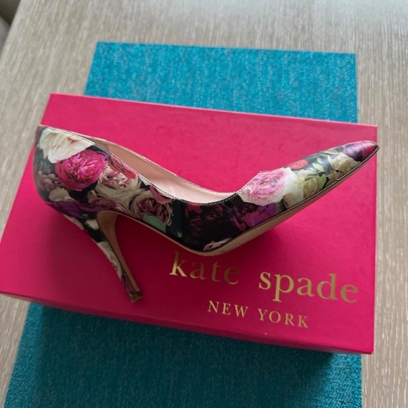 Kate Spade Licorice Photo Real Rose/ Printed Leather 7M - Picture 2 of 4